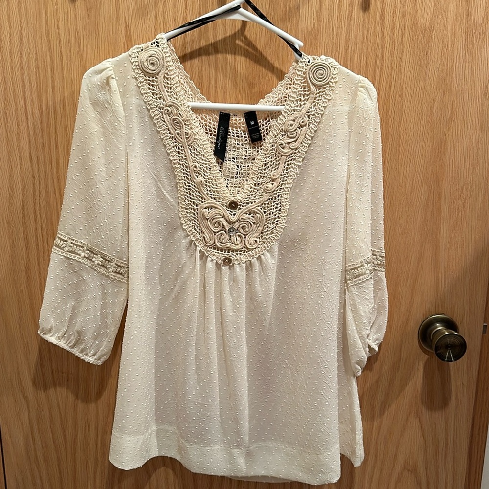 Buckle Boutique cream top 3/4 sleeves